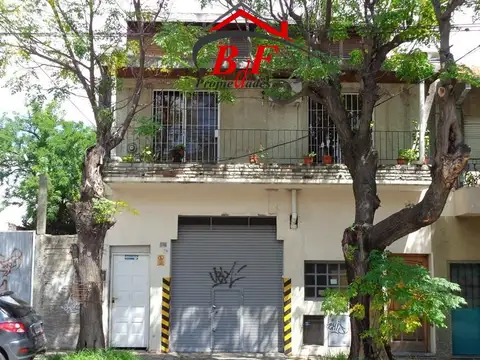 DEPARTAMENTO DE CINCO AMBIENTES CON TERRAZA PROPIA Y NAVE INDUSTRIAL