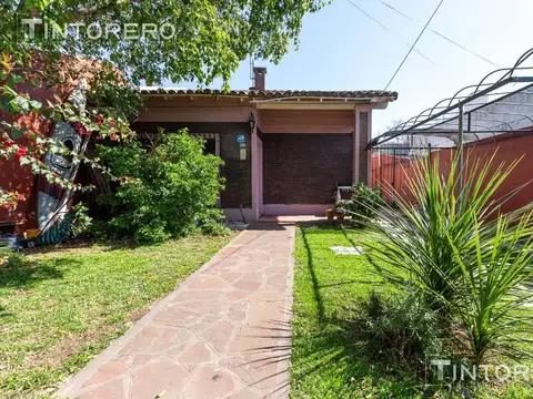 VENTA CASA 3 AMBIENTES CON COCHERA Y JARDIN PADUA. ACEPTA PERMUTA
