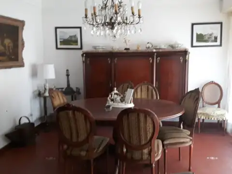 Chalet en zona 2, living comedor, cocina, cuatro dormitorios, tres baños, garaje., parque, lavadero.