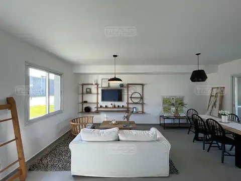 Casa en Venta con 2 cocheras