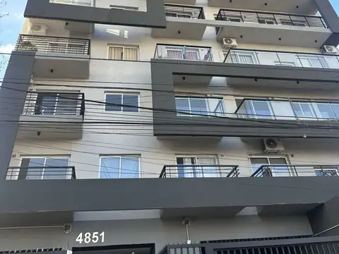 Alquiler  Depto1 Amb  apto pequeña mascota, cochera cubierta en Caseros centro