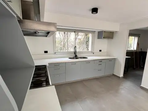 Casa 8 ambientes con 4 baños