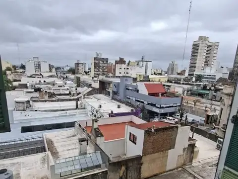 ALQUILO AMPLIO MONOAMBIENTE CON COCINA SEPARADA EN EL CENTRO