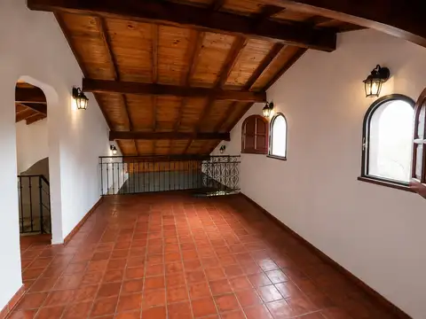 Casa 4 amb. Cochera Pileta Quincho Parrilla Fondo