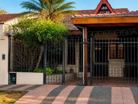 Casa 4 amb. Cochera Pileta Quincho Parrilla Fondo
