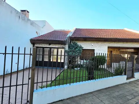 CASA DE 3 AMBIENTES CON COCHERAS VENTA