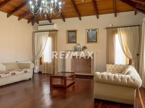 Casa en Venta con 3 cocheras