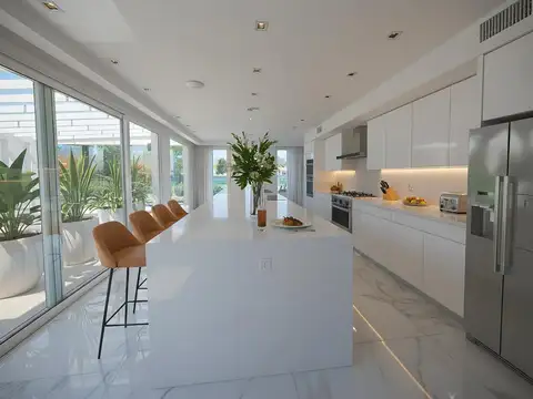 Casa 8 ambientes con 4 baños