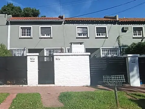 CASA 3 AMB TIPO DUPLEX CON JARDIN, COCHERA Y PARRILLA - FLORIDA