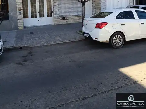 Casa en venta de 5 dormitorios c/ cochera en Lomas del Mirador APTO CREDITO