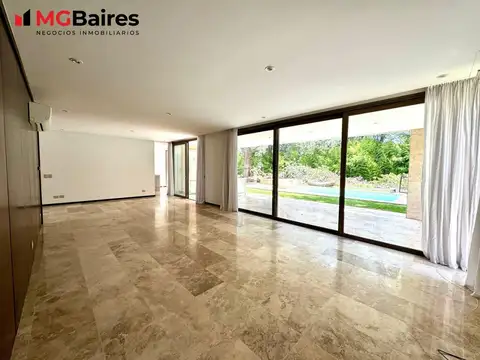 Casa en Venta con 4 cocheras