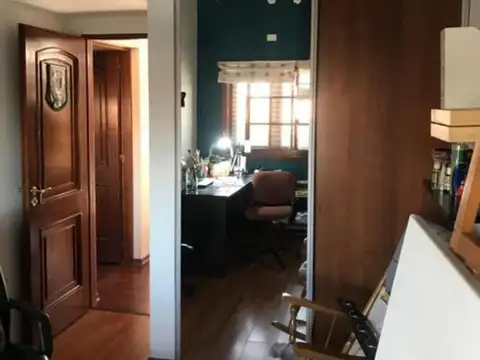 CASA DE 5 AMBIENTES EN EXCELENTE ESTADO BANFIELD