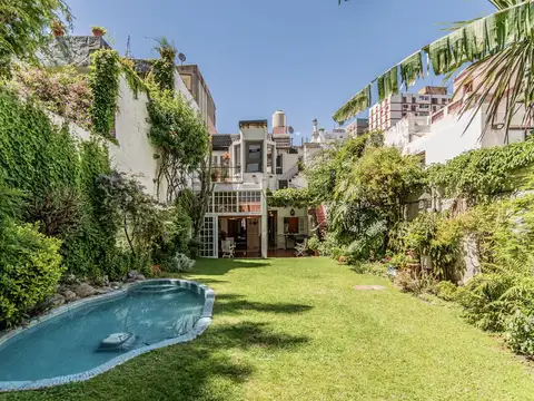 Exclusiva casa en Venta con amplio jardín, quincho y parrilla en  Caballito
