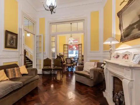 Exclusiva casa en Venta con amplio jardín, quincho y parrilla en  Caballito