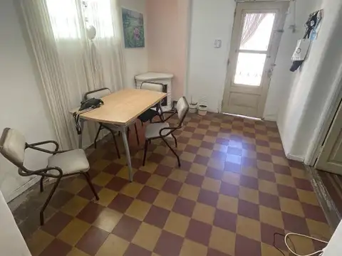 CASA EN VENTA A RECICLAR A METROS DE BV OROÑO