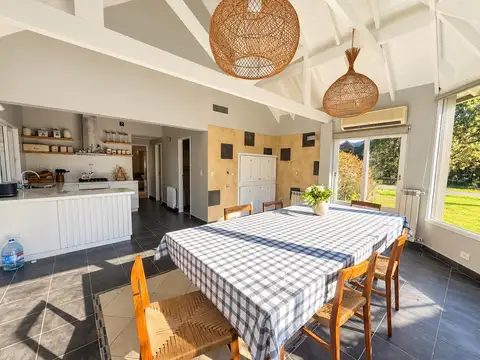 Casa en Alquiler con 6 cocheras