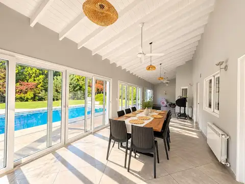 Casa en Alquiler con 6 cocheras