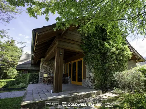 VENTA Casa 281m2 de calidad esquina excelente estado Barrio residencial céntrico Villa La Angostura