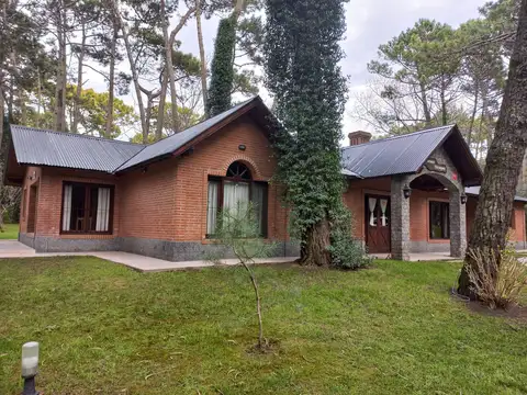 Casa 6 ambientes con 2 baños