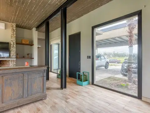 Casa en Alquiler con 2 cocheras