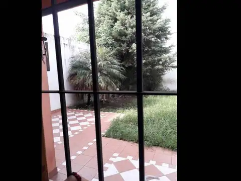 Casa de 4 amb. con garage c/amplio parque (Fcio Varela 1600-