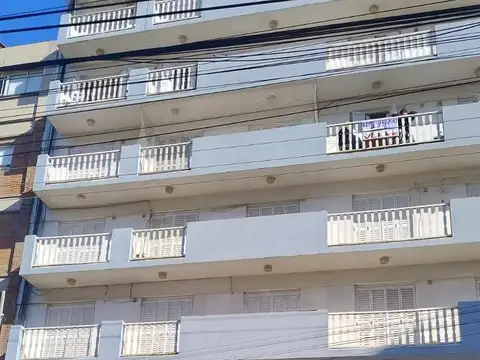 DEPARTAMENTO DOS AMBIENTES EN PLENA PEATONAL - A 100 MTS DEL MAR