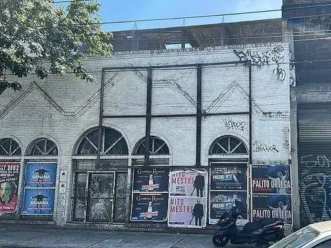 Local con deposito de 20 mts de frente s/Avenida 1,500m2 en planta Salida a 2 calles