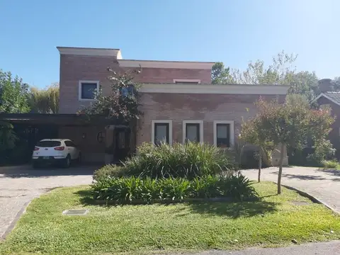 Muy linda Casa En Pilar del Lago lote central, 300 m2 cub Detalles de Categoria!