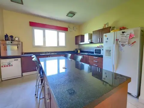 Casa 5 ambientes con 3 baños