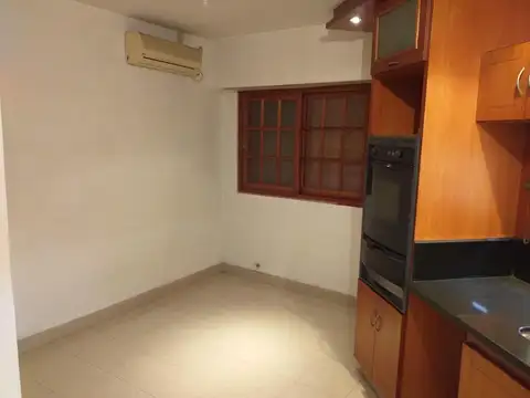 AMPLIA CASA EN DOS PLANTAS CON GARAGE. (Actualmente alquilada)