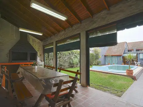 VENTA CASA 4 AMBIENTES APTA CREDITO C/ PISCINA, QUINCHO Y GARAGE. DON BOSCO.