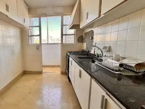 Departamento piso 7 con balcón a pulmón de manzana, Amplia cocina más lavadero, baulera, apto profesional. Seguridad durante el día.