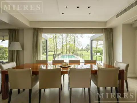 Casa 10 ambientes con 4 baños