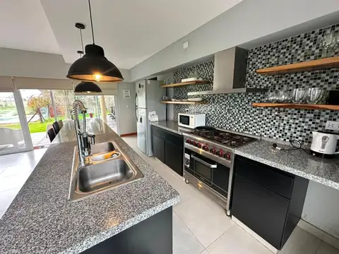 Casa 4 ambientes con 2 baños