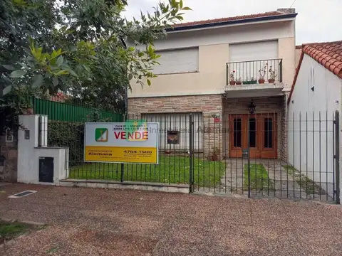 VENTA chalet de 4 dormitorios en la mejor zona de Villa Ballester.-