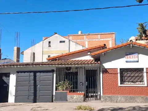 EXCELENTE- 2 CASAS  RECICLADAS SOBRE EL MISMO LOTE- CON GARAGE