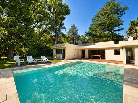 VENTA: Casa de 2 dormitorios con jardin, pileta y cochera en Funes. Terreno de 1050 m2. Sobre Ruta 9