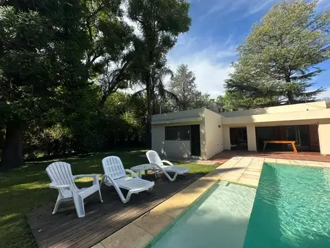 VENTA: Casa de 2 dormitorios con jardin, pileta y cochera en Funes. Terreno de 1050 m2. Sobre Ruta 9