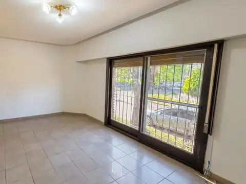 Casa PH venta de 4 ambientes con patio en castelar norte