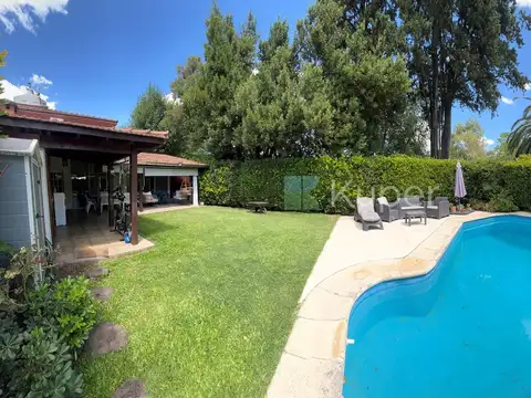 Casa en Alquiler con 3 cocheras