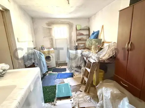 Casa céntrica. Dos dormitorios y cochera