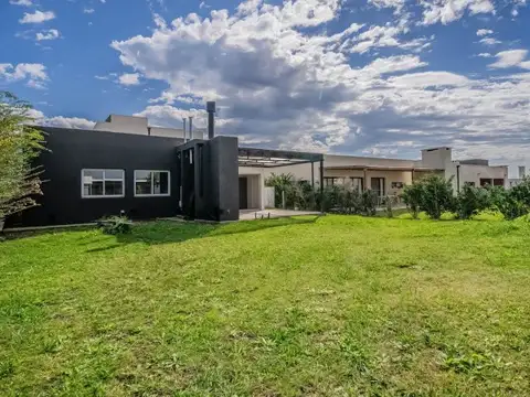 Ruta 25 y Camaño Pilar del Este ( Barrio Santa Elena ) Zelaya 602 , Piso 0