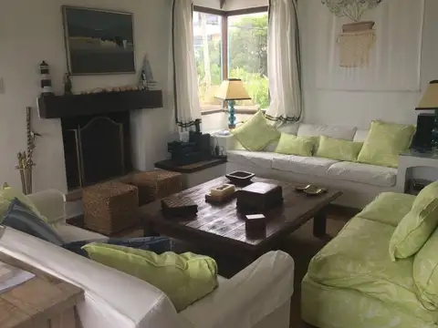 Casa 8 ambientes con 5 baños