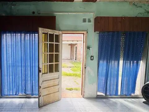 CASA EN VENTA DE 4 AMBIENTES FONDO APTA CREDITO EN MORON