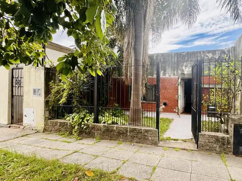 CASA EN VENTA DE 4 AMBIENTES FONDO APTA CREDITO EN MORON