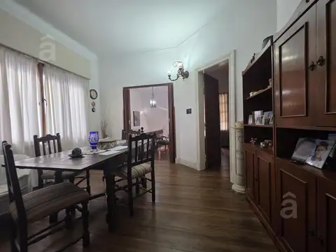 Alberdi al 4400  entre Pueyrredón y Witcomb