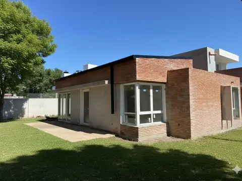 Casa 6 ambientes con 2 baños