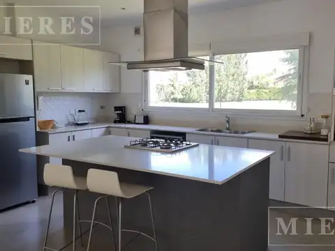 Casa 5 ambientes con 3 baños