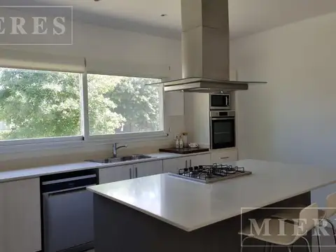 Casa en Alquiler Temporal con 2 cocheras