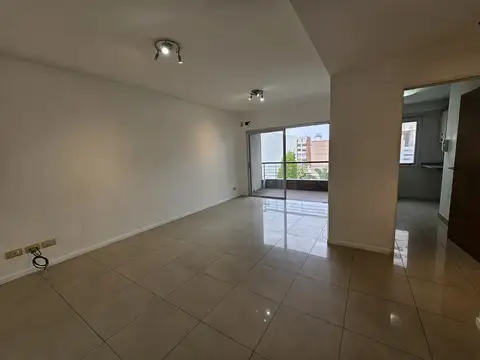 Departamento de 2 Ambientes con Balcon en Alquiler. Flores